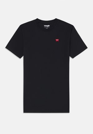 Camiseta de algodón negra de manga corta, con cuello redondo y pequeño logotipo rojo de Wrangler en el pecho. Textura suave, corte clásico.