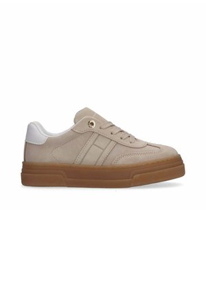 Sneaker in suede beige con dettagli bianchi, design con lacci, suola in gomma, dettagli cuciti e un occhiello metallico circolare.