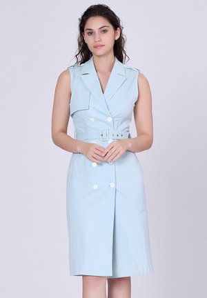 Robe sans manches bleu clair avec fermeture à double boutonnage, taille ceinturée et col aigü. Tissu lisse et design au genou.