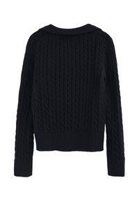 Sweter z dzianiny w kolorze ciemnogranatowym, z okrągłym dekoltem oraz ściągaczami na mankietach i dolnym obszyciu. Posiada teksturowany wzór na całej powierzchni tkaniny.