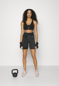 Nike Performance W DF INDY  - Vidēja atbalsta sporta krūšturis - black/dark smoke grey