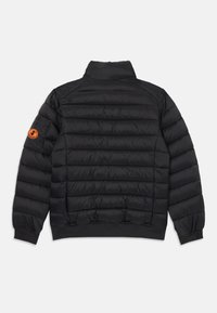 Čierna prešívaná pufrová bunda s vysokým golierom a ribbed manžetami. Obsahuje oranžovú logo nášivku na ľavom rukáve.