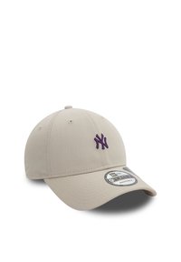 Khaki színű baseball sapka, lila hímzett logóval, ívelt rövid nappali kézséggel és állítható pánttal. Simább anyagból készült, szellőző szemekkel ellátva.