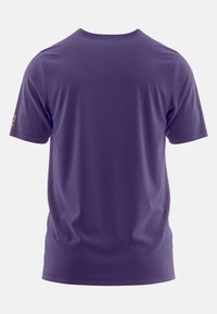 Camiseta de manga corta en algodón morado sólido, con cuello redondo, corte relajado y un pequeño parche de logo en la manga izquierda.
