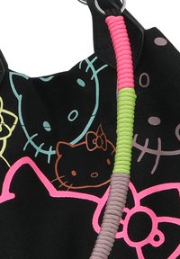 Zwarte tas met kleurrijke Hello Kitty ontwerpen in roze, geel en blauw. De handvatten zijn omsloten met roze, groene en grijze koorden.