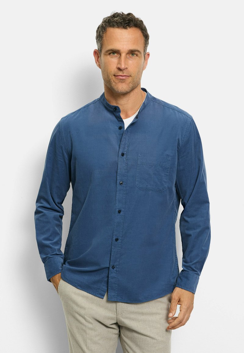 Langärmliges Hemd mit Knopfleiste aus einem einfarbigen, tiefblauen Stoff, mit Stehkragen und einer Brusttasche. Glatte Textur und taillierte Passform.