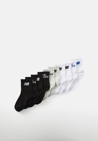 Sett med ti par ankelstrømper i svart, grått og hvitt. Hver strømpe har 'New Balance'-logoen i kontrastfarger.