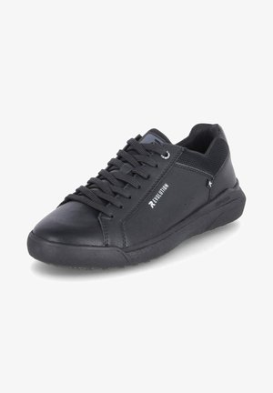 Svart sneaker i slät läder med en texturerad meshöverdel. Har platt snörning, rund tå och en dämpad gummisula.