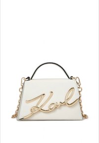 Hvid læderhåndtaske med en guld kædestrop, der har en fremtrædende gylden kursiv "Karl"-logo foran og en sort detalje på håndtaget.