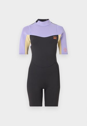 Muta corta con torso nero, spalle e maniche color lavanda, ascelle beige, logo arancione sul petto e sulla manica e colletto alto.