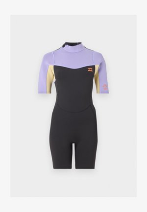 Μικρός κολλητός στολή με μαύρο κορμό, λεβαντίνους ώμους και μανίκια, μπεζ μασχάλες, πορτοκαλί λογότυπο στο στήθος και στο μανίκι και ψηλό γιακά.