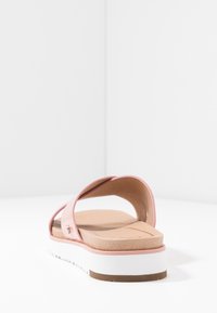 Roze waterdichte sandaal met een ronde vorm, gevoerde tan voetbed en een witte platformzool. Bevat twee brede banden over de bovenkant.