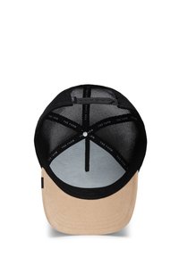 Gorra de malla negra con visera de ante beige, que cuenta con un cierre ajustable tipo snapback. El interior muestra etiquetas de marca y detalles de costura.