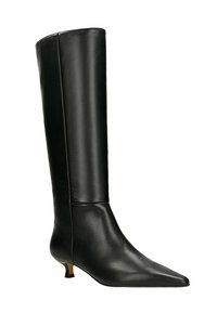 Černá kožená bota do půli lýtek s špičatou špičkou, nízkým jehlovým podpatkem, hladkým povrchem a štíhlým, těsným designem.