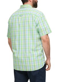 Koszula z krótkim rękawem w zielono-niebieską kratę, wykonana z lekkiego materiału; posiada kołnierzyk typu point i prosty dół z bocznymi rozcięciami.