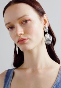 Cult Gaia DUNIA EARRING - Øredobber - antique silver-coloured