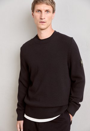 MARC O’POLO X DFB TRAVEL COLLECTION CREWNECK, SPECIAL RIB WITH BADGE - Jumper - deep night blue