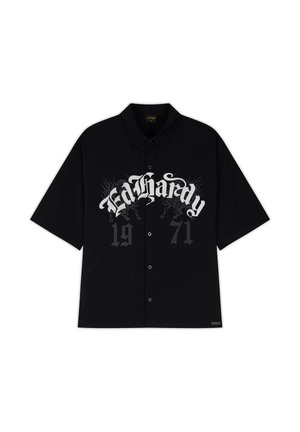Chemise noire à manches courtes avec boutons, portant "Ed Hardy" en police gothique blanche et "1971" en impression foncée estompée sous le nom de la marque.