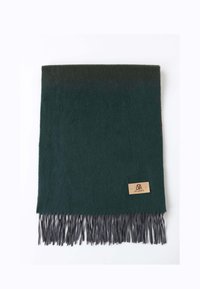 Écharpe en laine vert foncé avec une bordure à franges et une petite étiquette en cuir avec logo pour un détail supplémentaire. Texture lisse avec un effet dégradé.