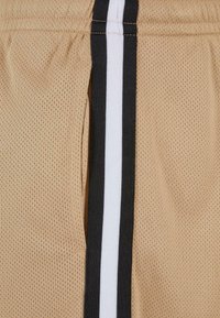 Urban Classics STRIPES  - Jogginghose - unionbeige black white