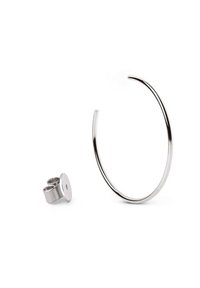 Pendiente de aro de plata con un acabado suave y brillante, acompañado de un acento de arete circular, ambos con un diseño minimalista.