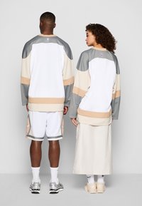 Nike Performance NBA CITY EDITION CHICAGO BULLS HOCKEY - Topper langermet - white/oatmeal/hemp/dark steel grey