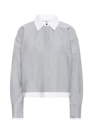 Camisa gris de manga larga con cuello blanco puntiagudo, tapeta de botones oculta y detalles en blanco en los puños y el dobladillo.