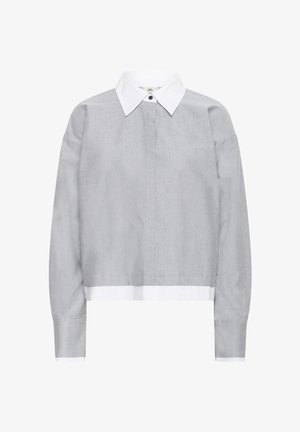 Camisa gris de manga larga con cuello blanco puntiagudo, tapeta de botones oculta y detalles en blanco en los puños y el dobladillo.
