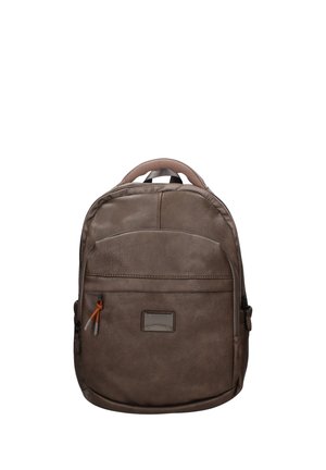 Zaino in pelle marrone con tasca frontale con cerniera, piccola targhetta in metallo con logo e manico imbottito in alto su sfondo bianco.
