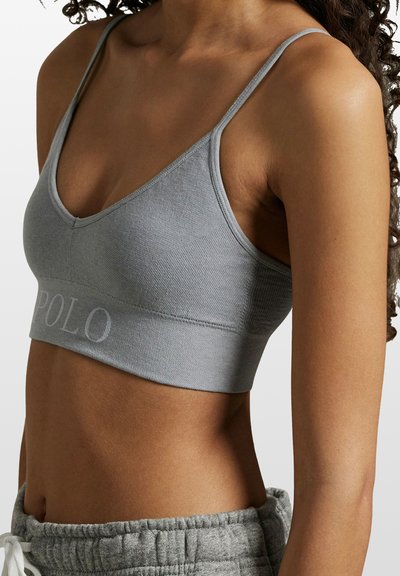Szary biustonosz typu bralette z regulowanymi ramiączkami, dekoltem w serek oraz szerokim pasem z haftowanym logo "POLO", charakteryzujący się gładką i elastyczną fakturą.