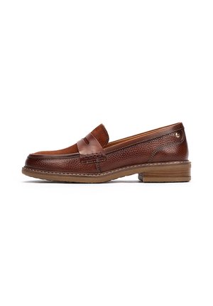 Mocasines de cuero marrón con parte superior texturizada, banda contrastante, tacón bajo apilado y suela de goma resistente para mayor durabilidad.