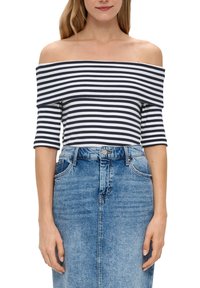 Off-the-shoulder top met horizontale marineblauwe en witte strepen, met driekwart mouwen, gecombineerd met een middellange blauwe denim rok.