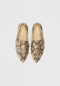 Flats à bout pointu en similicuir effet peau de serpent beige et noir. Dotées d'un nœud décoratif et d'une doublure intérieure lisse.