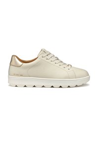 Baskets en cuir crème à profil bas avec lacets blancs, semelle striée blanche et accent doré métallique au col du talon.
