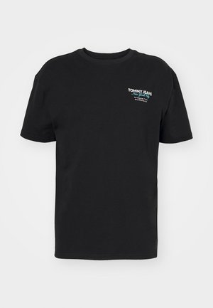 Czarny T-shirt z krótkim rękawem, z okrągłym dekoltem, z małym białym i jasnoniebieskim logo "Tommy Jeans New York City" na lewej piersi.