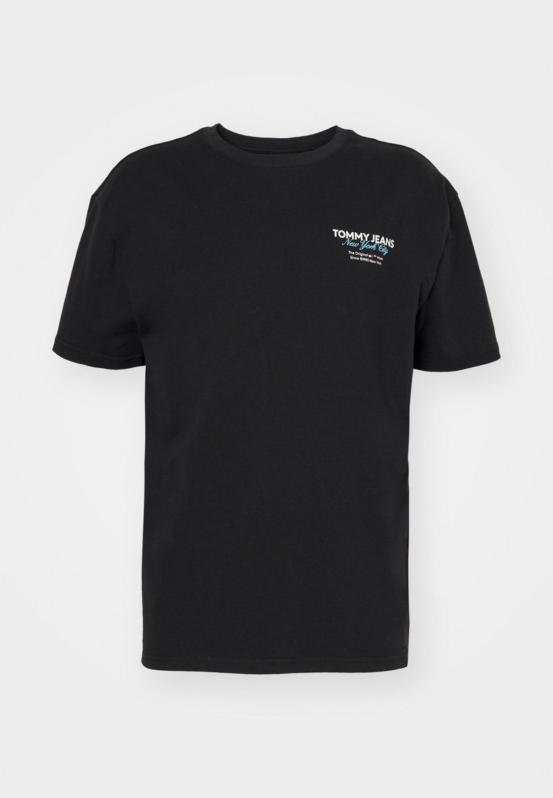 Czarny T-shirt z krótkim rękawem, z okrągłym dekoltem, z małym białym i jasnoniebieskim logo "Tommy Jeans New York City" na lewej piersi.