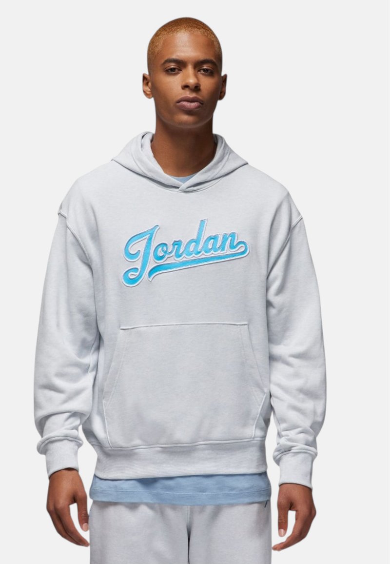 Lys grå hoodie med en frontlomme, der har et blåt broderet "Jordan" logo. Blødt stof, afslappet pasform og snoretræk ved hætten.