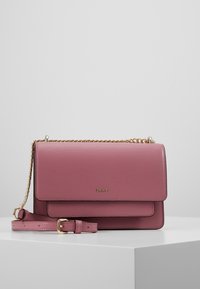 Borsa a tracolla in pelle rosa con catena e pattina anteriore. Presenta un logo in oro e una forma rettangolare con superficie testurizzata.