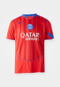 Rød fodboldtrøje med blå detaljer, der har lodrette striber, rund halsudskæring og Qatar Airways-logo på forsiden. PSG-emblemet er vist.