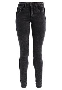 Vaqueros pitillo de mezclilla negra con un acabado desgastado, diseño de cinco bolsillos, cierre de botón y superficie lisa con textura ligera.