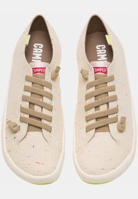 Světlé béžové plátěné tenisky s barevnými skvrnami, s hnědými tkaničkami, gumovou podrážkou a logem Camper na stélce.