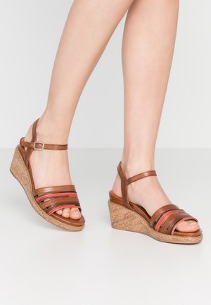 Platform sandals - nut