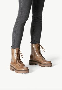 Tamaris Stivaletti con plateau - camel