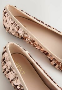 Fauxleder Ballettschuhe mit einem schimmernden Obermaterial aus roségoldenen Pailletten, runder Zehenpartie und beigem Futter. Mit einer gesteppten Kante und subtiler Markenkennzeichnung.