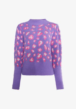 Maglione viola soffice con macchie leopardate rosa e bianche, scollo rotondo e maniche lunghe con polsini a costine.