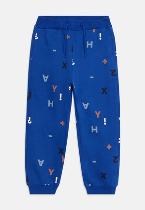 Pantalones deportivos azules para niños con cintura elástica y cordón, decorados con letras, números y símbolos dispersos en varios colores.