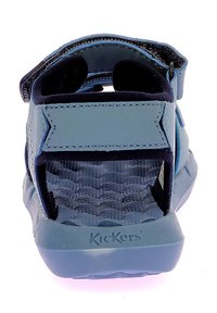Sandalia infantil azul con correa trasera ajustable, suela texturizada y marca Kickers. Fabricada en material sintético con un acabado suave.