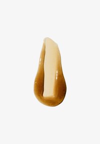 Deux nuances de peinture crème brune ou produit cosmétique tourbillonnant en forme de goutte sur fond blanc.