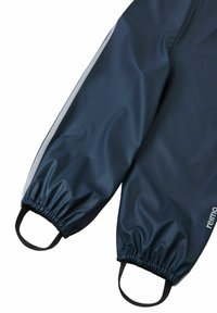 Pantaloni impermeabili marine cu manșete elastice, având o bandă reflectorizantă pe laturi și bucle negre pentru o îmbrăcare ușoară.