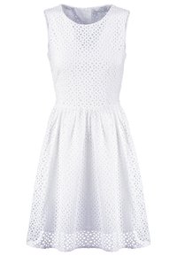 Biała sukienka bez rękawów z misternymi, laserowo wycinanymi wzorami kwiatowymi, dopasowanym gorsetem i rozkloszowaną spódnicą, wykonana z lekkiego materiału.